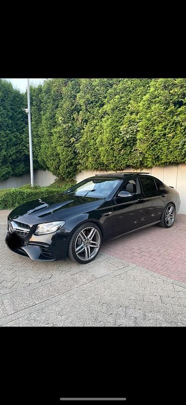 Schwarz Gebraucht 2019 Mercedes E63 AMG AMG Limousine | 56.000 € (Etwas zu teuer) - Bild 1/4