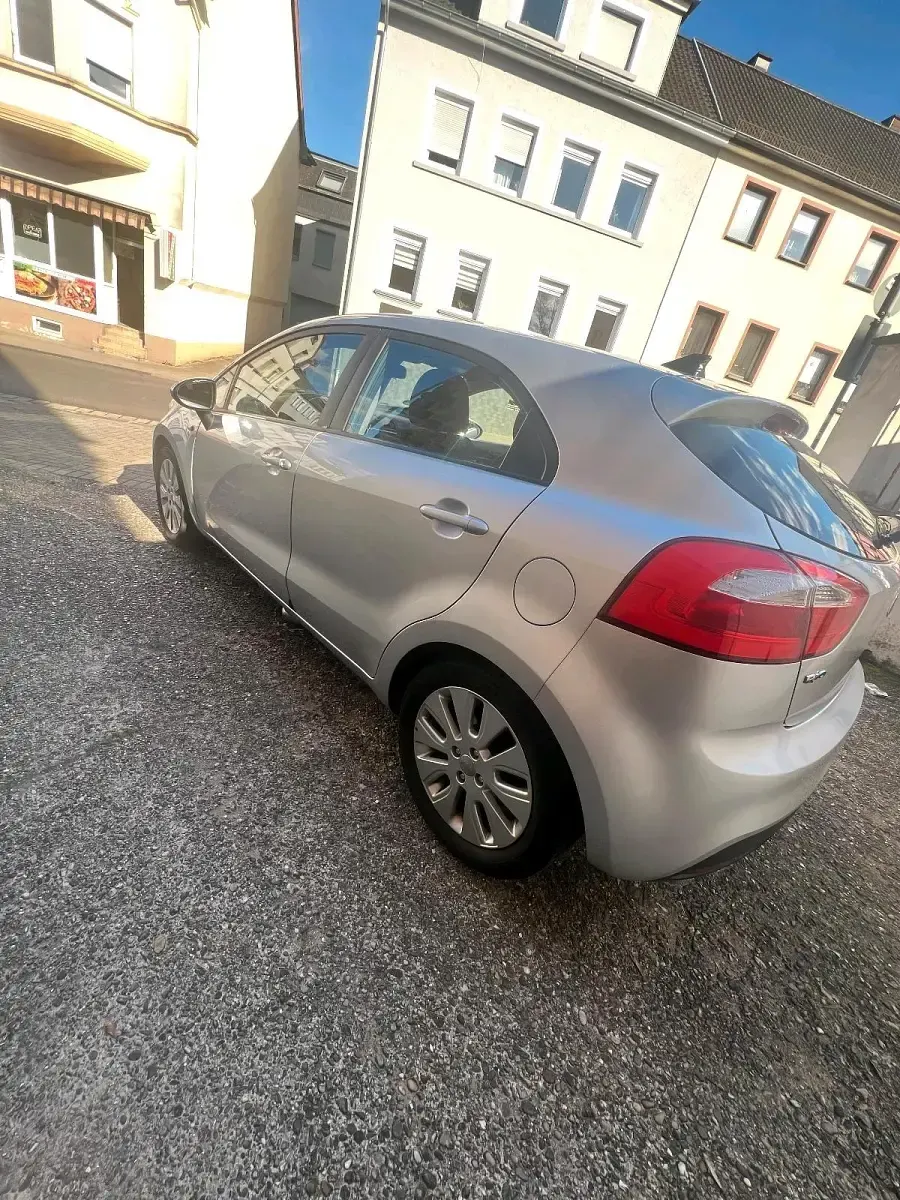 Second-hand Kia Rio 86 CP (63 kW) 2012 Argintiu Berlinǎ