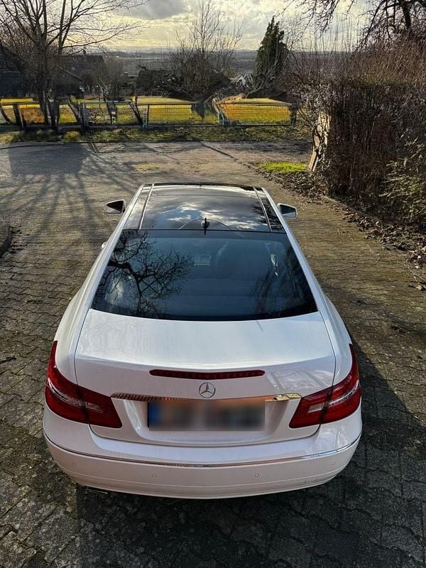 Używany Mercedes E350 Avantgarde 306 KM (225 kW) 2012 Biały Coupe