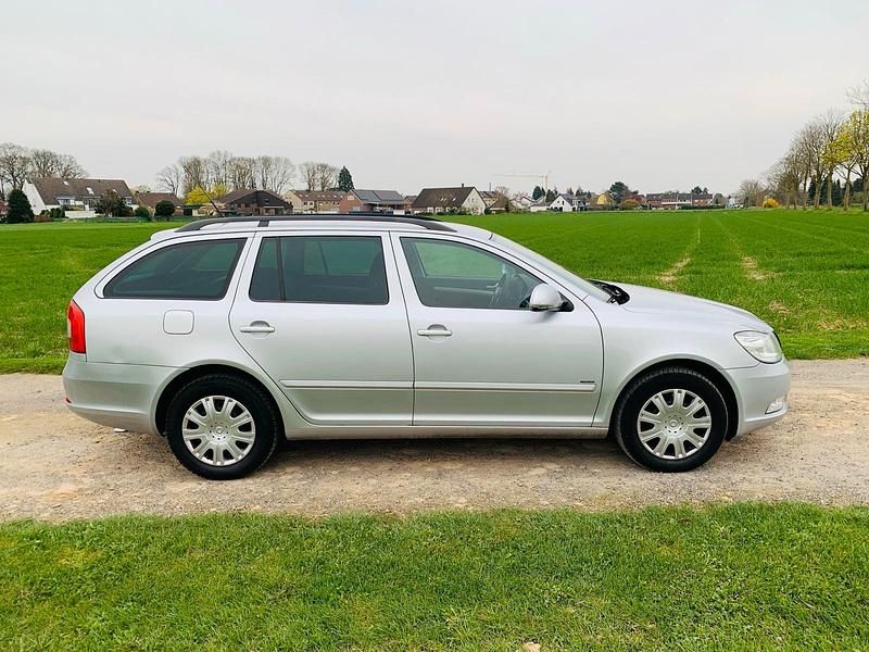 Gebraucht Skoda Octavia 105 PS (77 kW) 2011 Silber Kombi