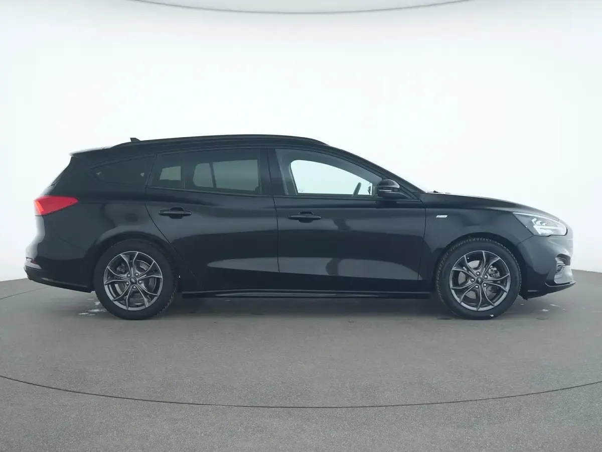 Gebraucht Ford Focus ST-Line 125 PS (91 kW) 2021 Obsidian schwarz Limousine