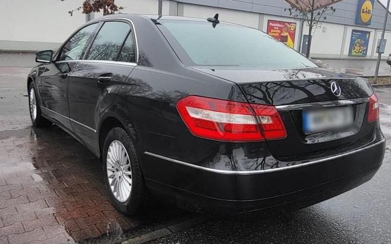 Gebraucht Mercedes E220 170 PS (125 kW) 2012 Schwarz Limousine