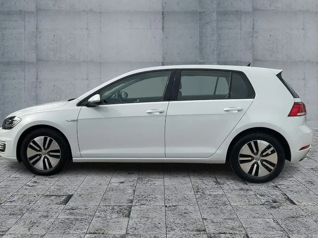Gebraucht VW Golf VII 100 kW (136 PS) 2020 Pure white Limousine