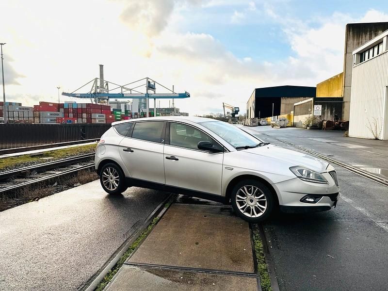 Gebraucht Lancia Delta 150 PS (110 kW) 2008 Silber Kleinwagen
