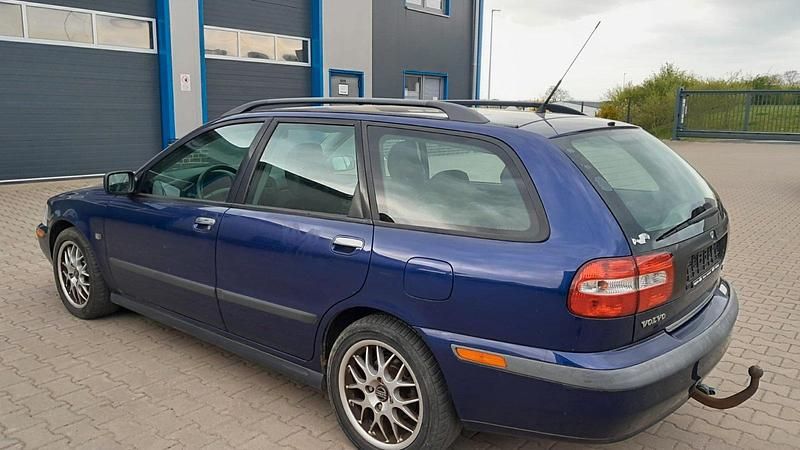 Second-hand Volvo V40 100 CP (73 kW) 2004 Albastru Break