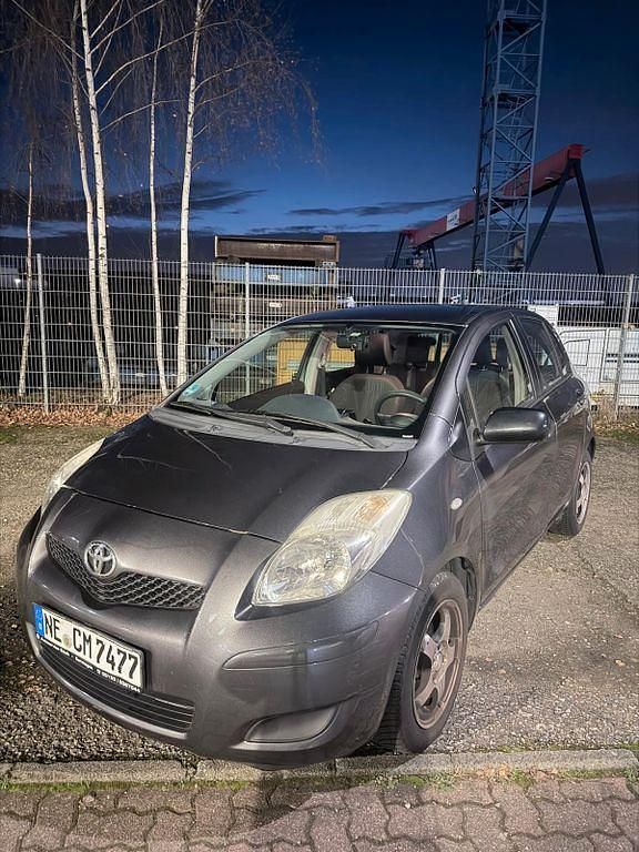 Grau Gebraucht 2009 Toyota Yaris Cool Limousine | 2.500 € (Guter Preis) - Bild 1/4