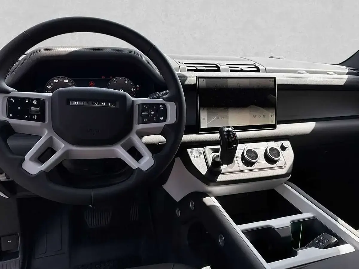 Gebraucht Land Rover Defender SE Dynamic 249 PS (183 kW) 2025 Grau (carpathian grey) SUV