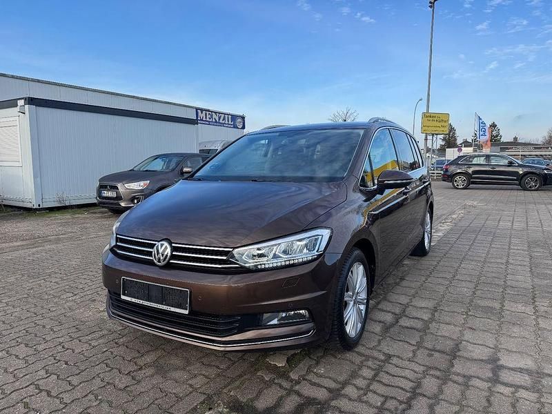 Braun Gebraucht 2017 VW Touran Highline Van / Kleinbus | 9.900 € (Etwas zu teuer) - Bild 1/4