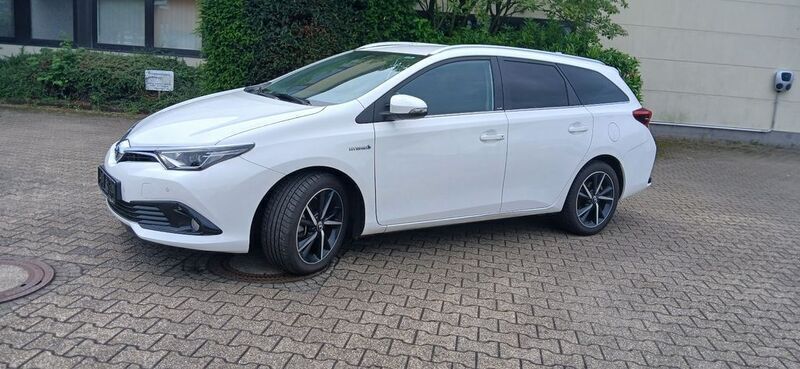 Weiß Gebraucht 2017 Toyota Auris Touring Sports Edition-S Kombi | 13.000 € (Etwas zu teuer) - Bild 1/4