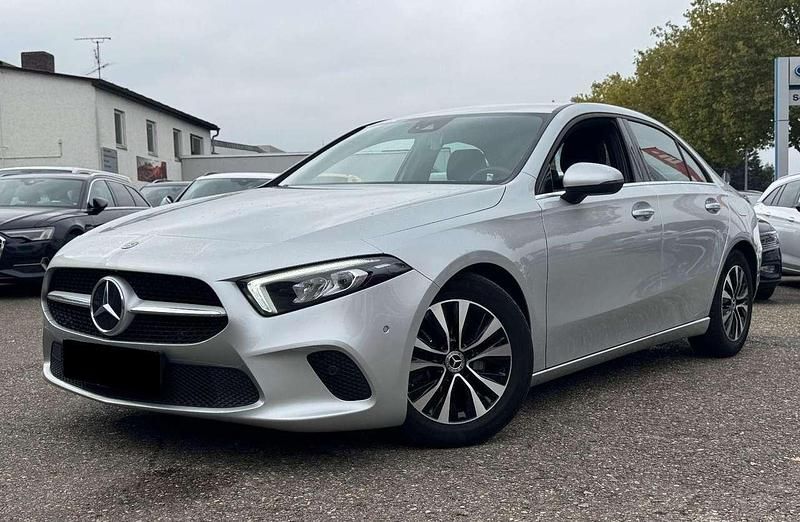 Gebraucht 2022 Mercedes A180 Edition Limousine | 17.320 € - Bild 1/4