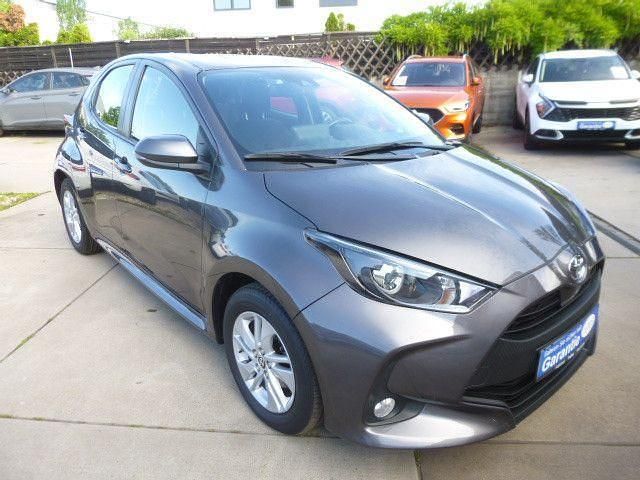 Grau Gebraucht 2021 Toyota Yaris Style Kleinwagen | 14.999 € - Bild 1/4