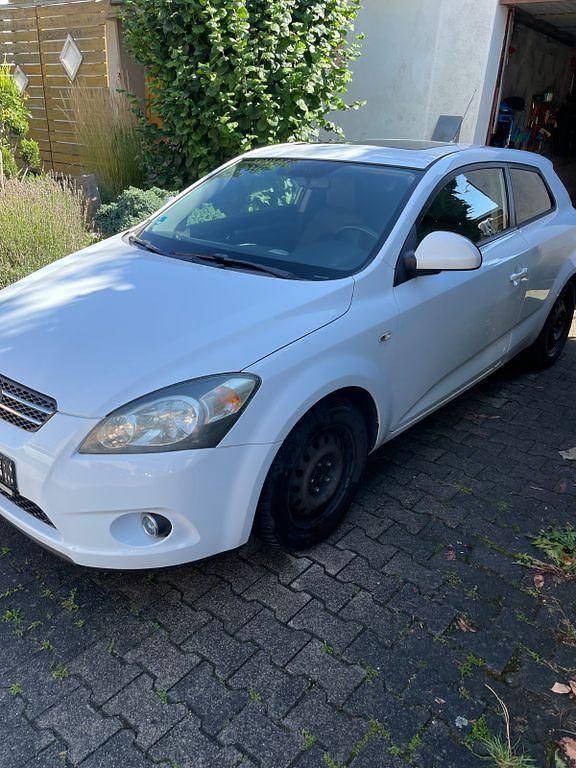 Weiß Gebraucht 2008 Kia Ceed Sportswagon Kombi | 1.300 € (Superpreis) - Bild 1/4