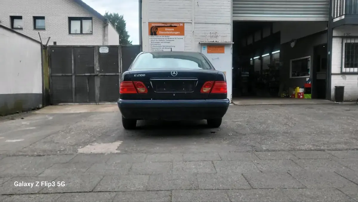 Gebraucht Mercedes E200 136 PS (100 kW) 1998 Blau Limousine