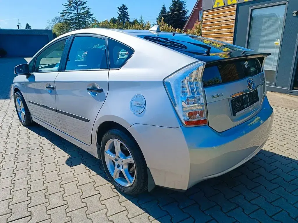 Gebraucht Toyota Prius 99 PS (72 kW) 2011 Silber Limousine