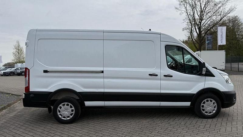 Gebraucht Ford Transit Trend 131 PS (96 kW) 2022 Weiß Van / Kleinbus