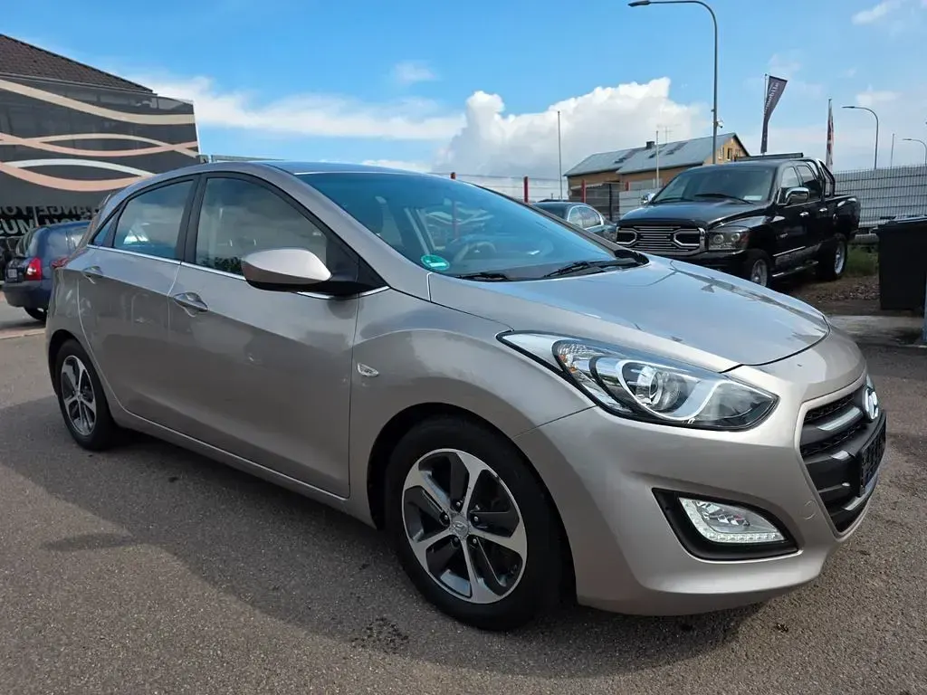 Gebraucht Hyundai i30 YES! 110 PS (80 kW) 2015 Weiß Limousine