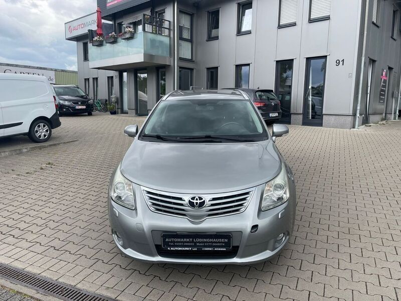 Silber Gebraucht 2010 Toyota Avensis Executive Kombi | 4.990 € (Etwas zu teuer) - Bild 1/4