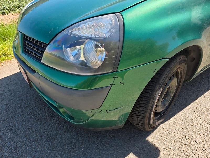 Używany Renault Clio II Expression 75 KM (55 kW) 2002 Zielony Sedan/Limuzyna