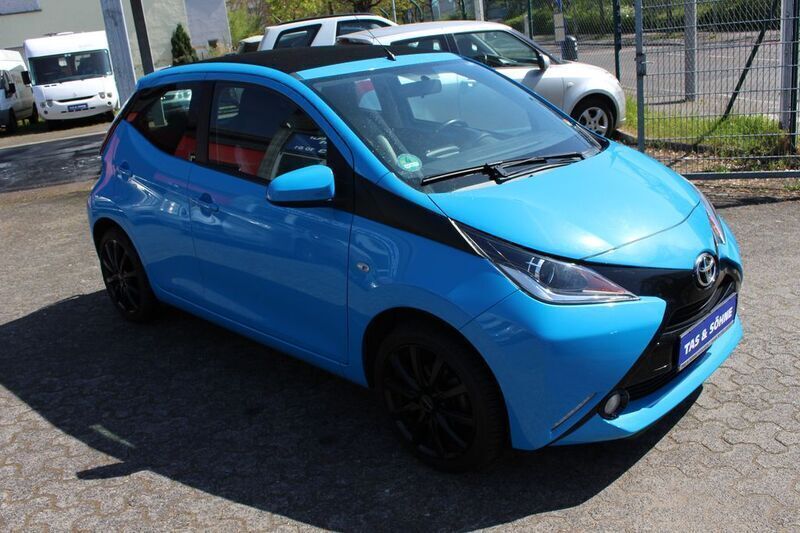 Blau Gebraucht 2017 Toyota Aygo X-wave Kleinwagen | 10.490 € (Etwas zu teuer) - Bild 1/4