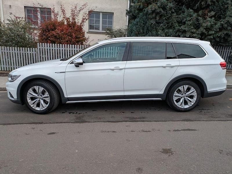 Weiß Gebraucht 2016 VW Passat Alltrack Kombi | 17.999 € (Guter Preis) - Bild 1/4