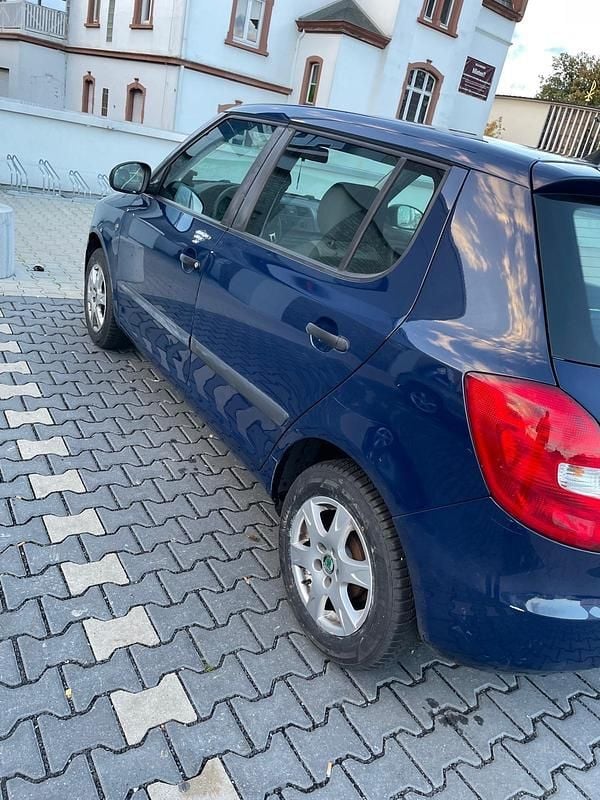 Gebraucht Skoda Fabia 69 PS (50 kW) 2011 Blau Limousine