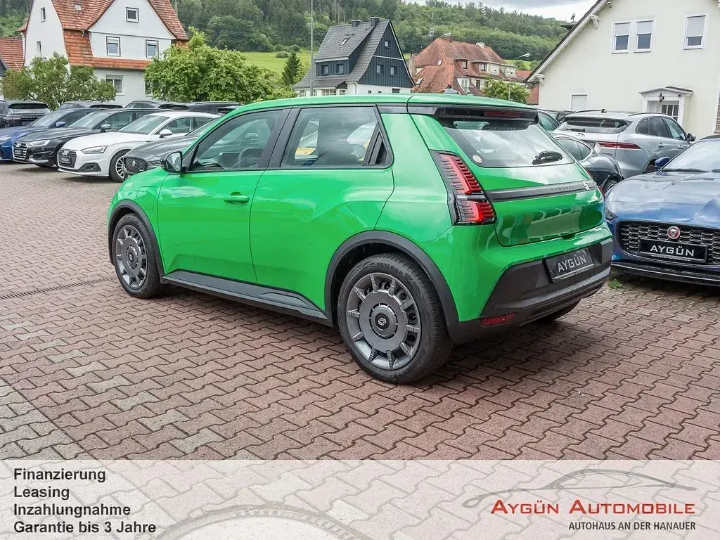 Neu Renault 5 E-Tech Evolution 89 kW (122 PS) 2026 Grün Limousine
