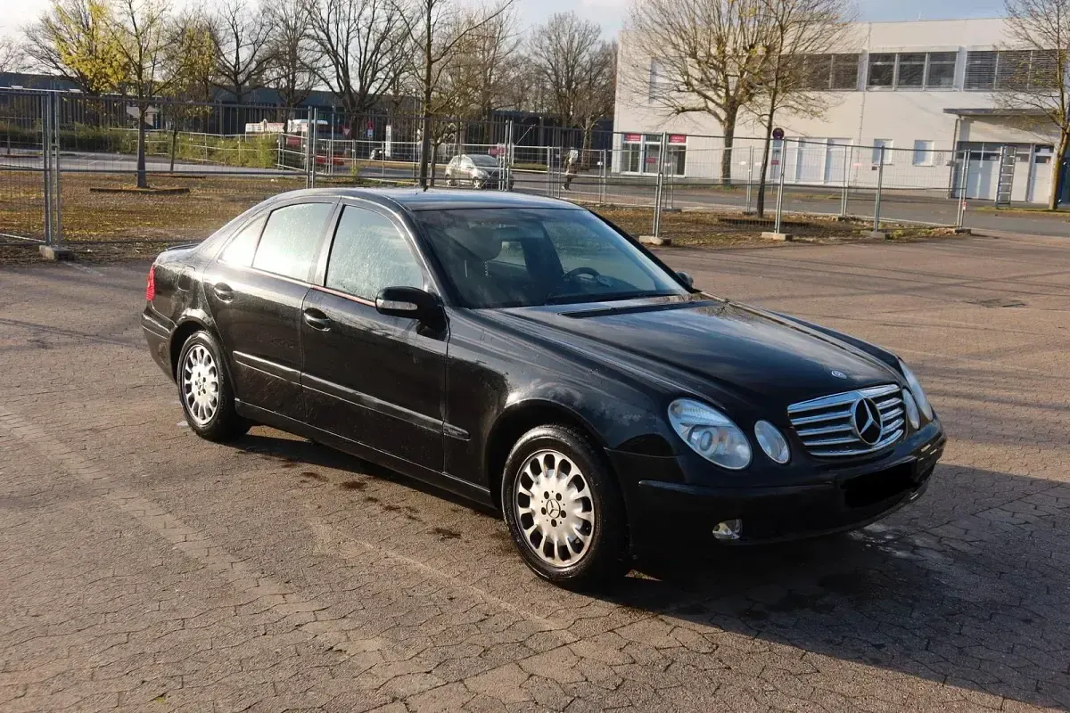 Second-hand Mercedes E200 122 CP (89 kW) 2004 Negru Berlinǎ