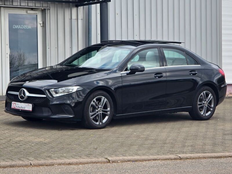Kosmosschwarz metalliclack Gebraucht 2020 Mercedes A200 Limousine | 21.990 € (Fairer Preis) - Bild 1/4