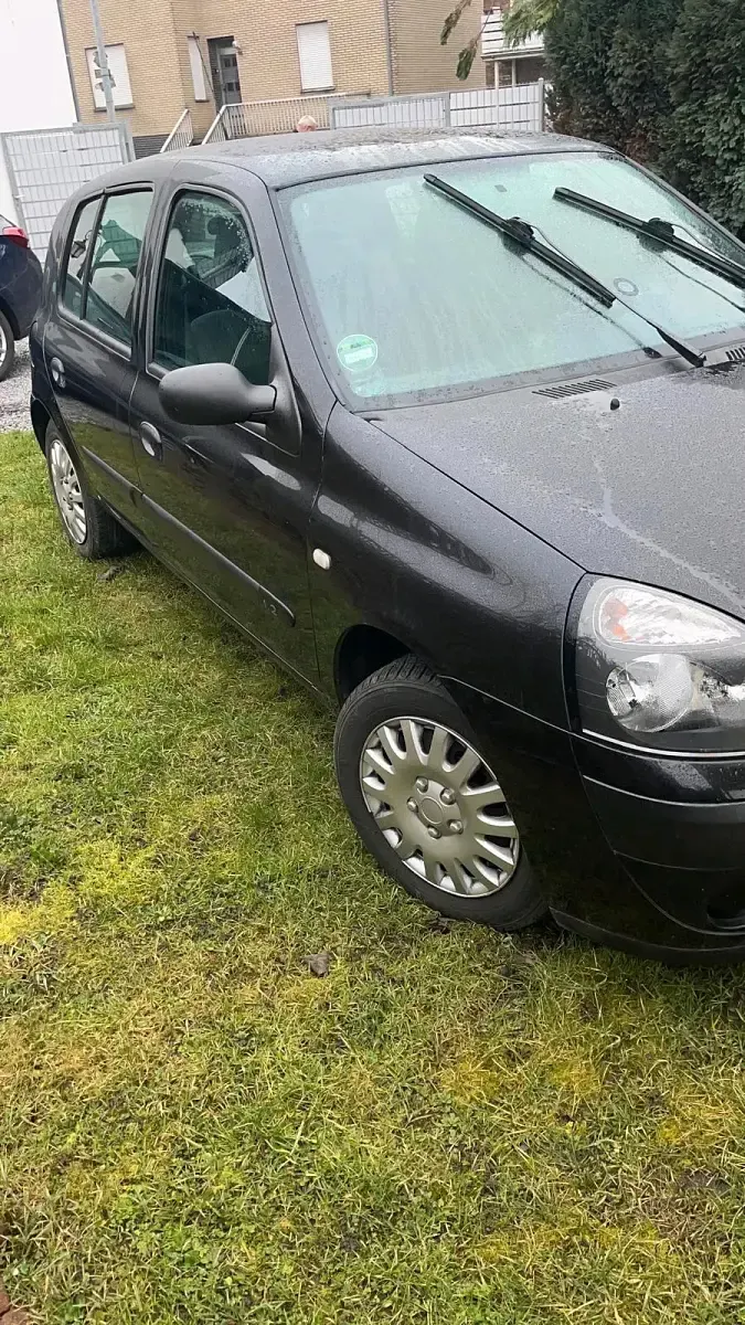 Używany Renault Clio II 75 KM (55 kW) 2004 Czarny Sedan/Limuzyna
