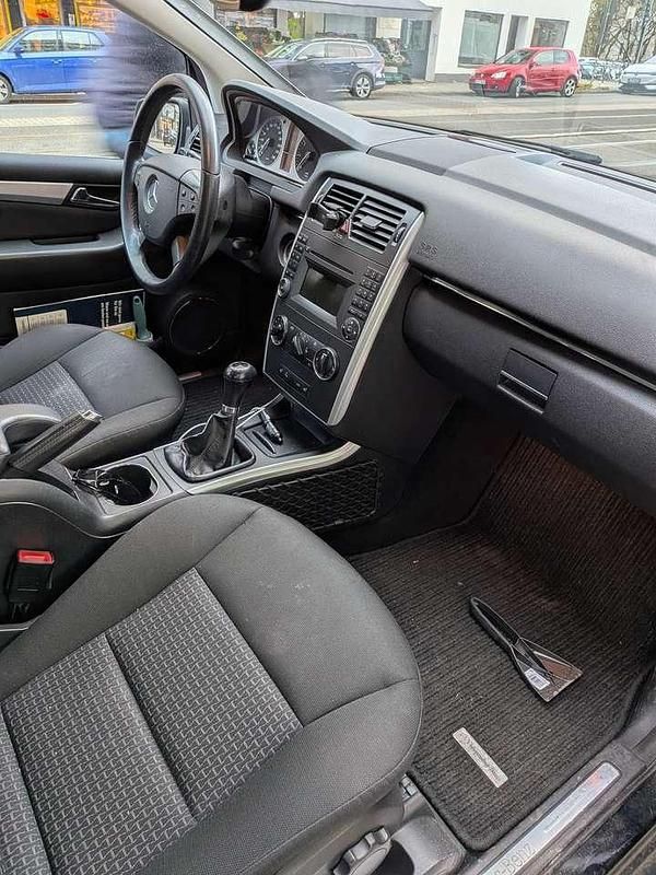 Gebraucht Mercedes B180 116 PS (85 kW) 2011 Schwarz Van / Kleinbus