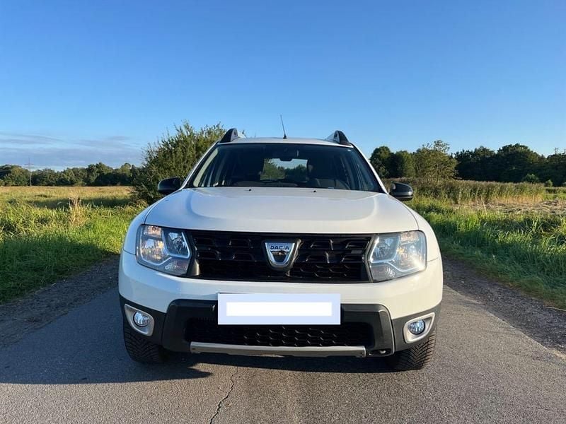 Weiß Gebraucht 2017 Dacia Duster Black Shadow SUV | 12.000 € (Superpreis) - Bild 1/4