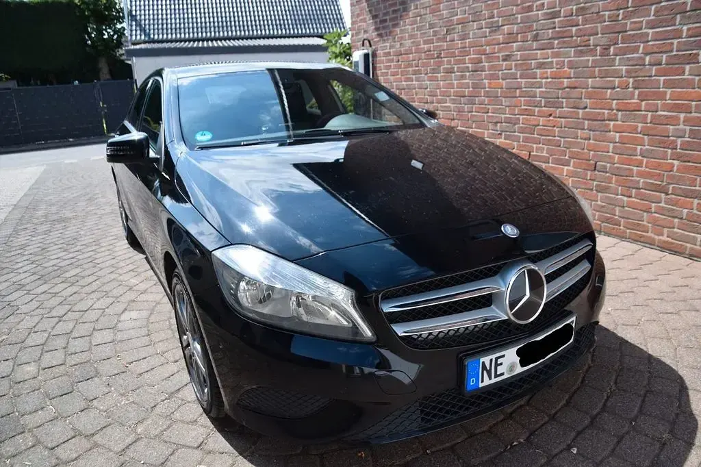 Gebraucht Mercedes A180 109 PS (80 kW) 2014 Schwarz Kleinwagen
