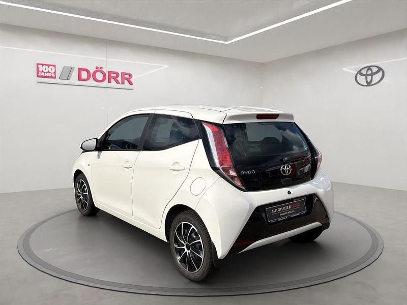 Gebraucht Toyota Aygo X-play 69 PS (50 kW) 2017 Pianosaweiß Kleinwagen