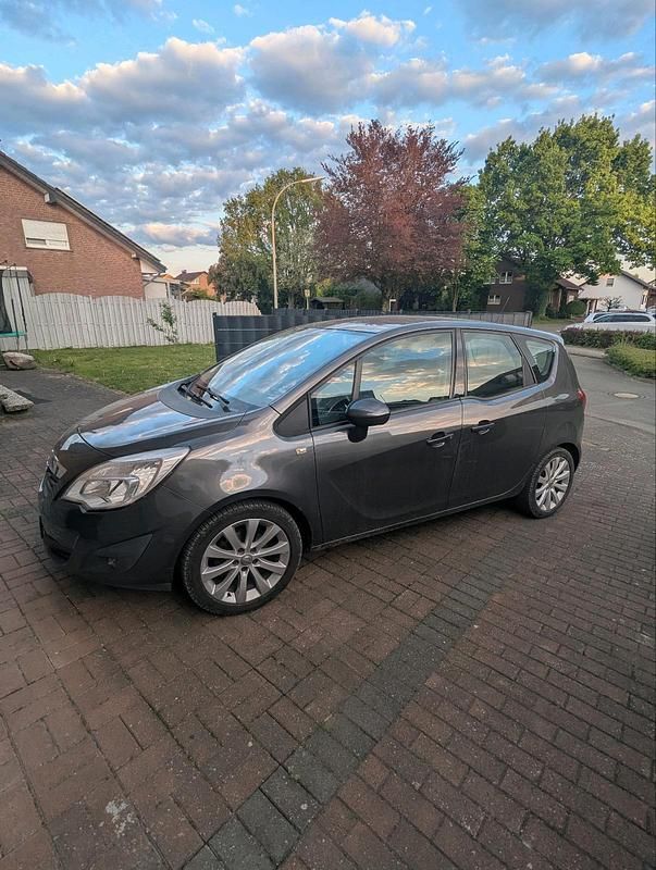Grau Gebraucht 2010 Opel Meriva Van / Kleinbus | 4.200 € (Teuer) - Bild 1/4