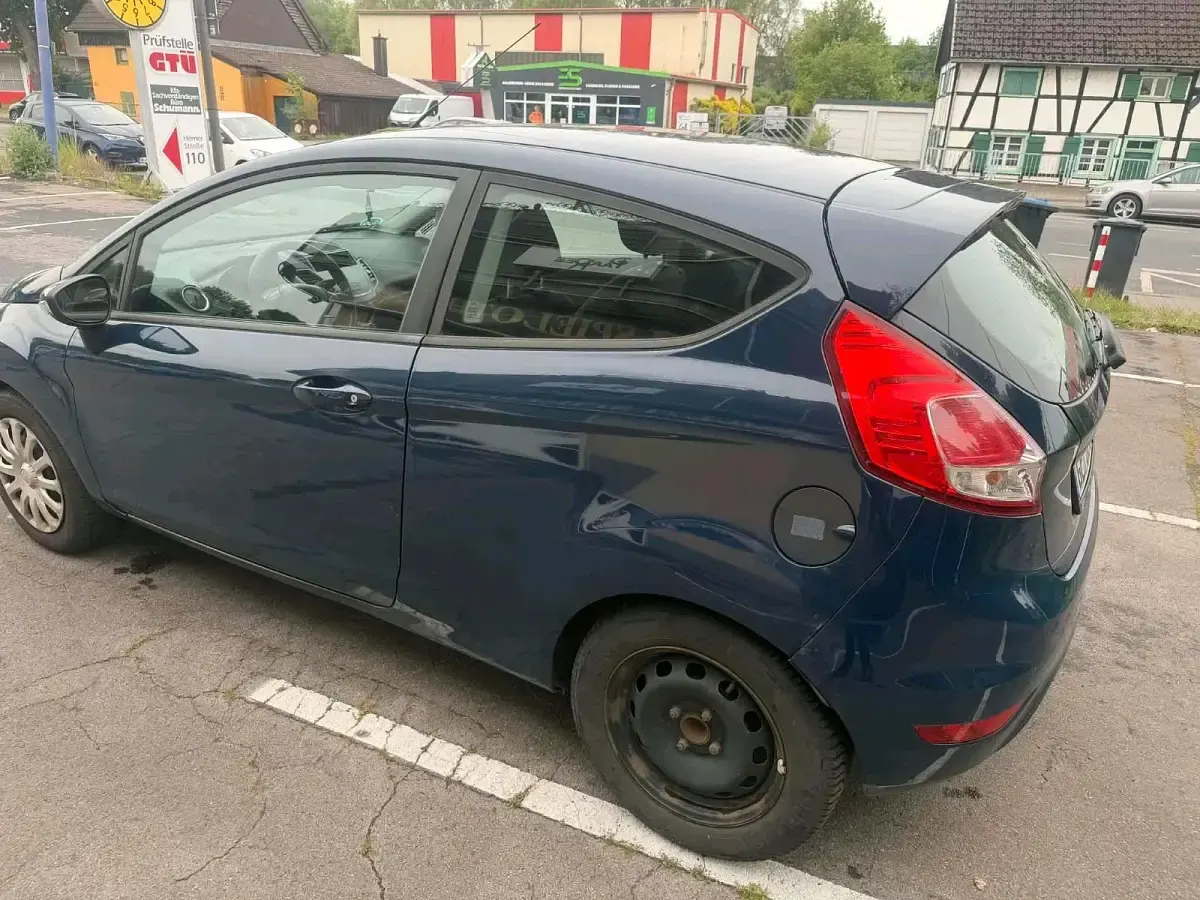 Second-hand Ford Fiesta 75 CP (55 kW) 2015 Albastru Hatchback