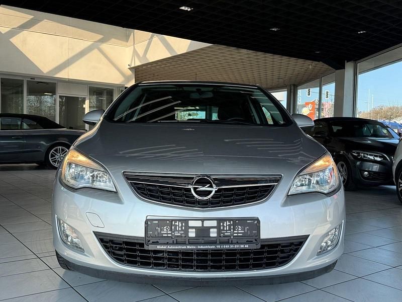 Gebraucht Opel Astra Design Edition 140 PS (102 kW) 2011 Silber Limousine