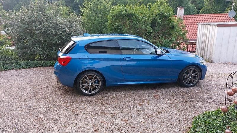 Blau Gebraucht 2015 BMW M135 Kleinwagen | 18.300 € (Guter Preis) - Bild 1/4