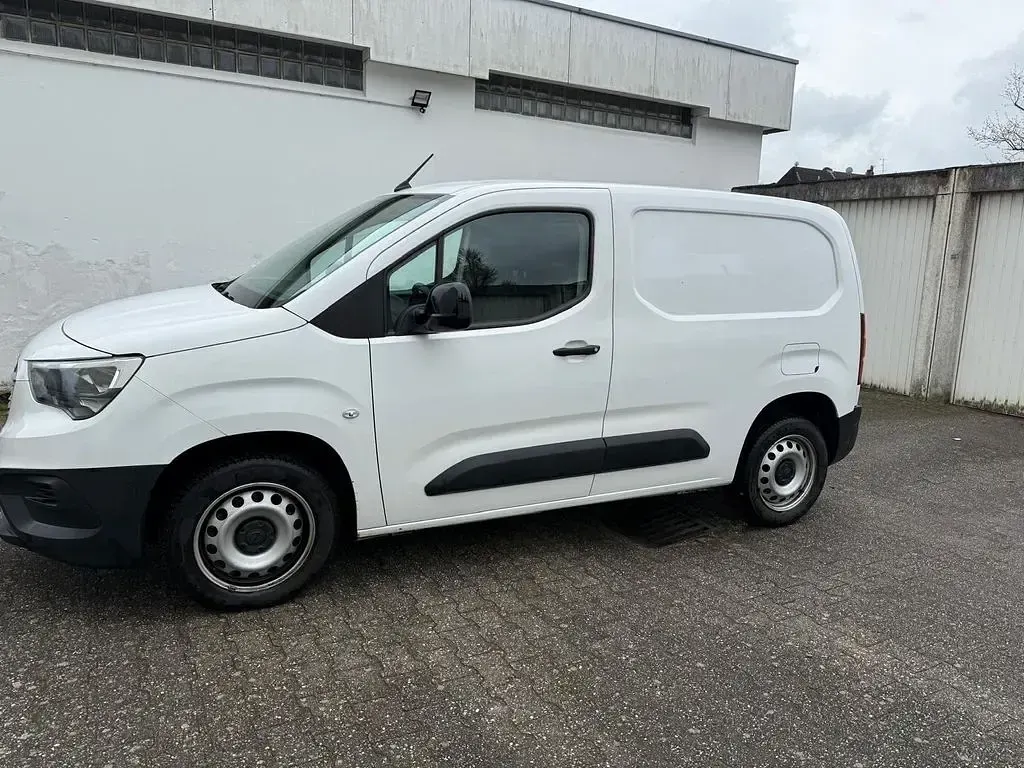 Używany Opel Combo Edition 131 KM (96 kW) 2021 Biały Minivan