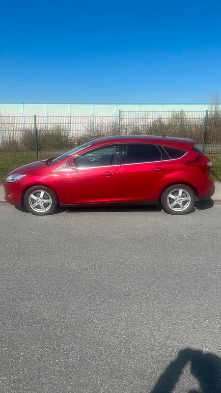 Gebraucht Ford Focus Titanium 150 PS (110 kW) 2011 Rot Limousine