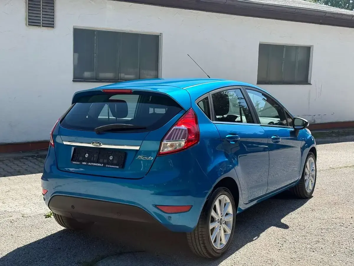 Gebraucht Ford Fiesta Titanium 80 PS (58 kW) 2015 Arubablau metallic Kleinwagen