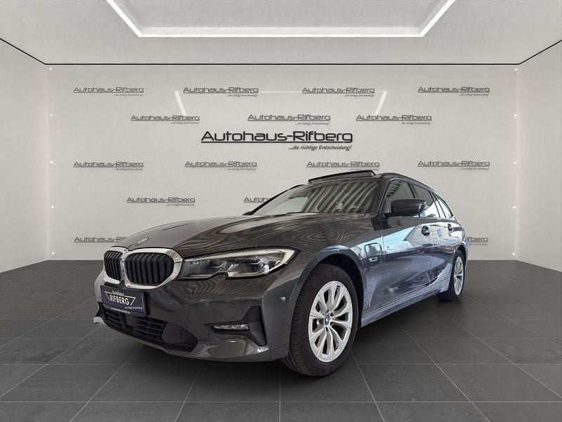 Grau Gebraucht 2022 BMW 320e Performance Limousine | 23.890 € (Fairer Preis) - Bild 1/4