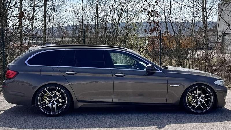 Braun Gebraucht 2011 BMW 520 Kombi | 13.000 € - Bild 1/4