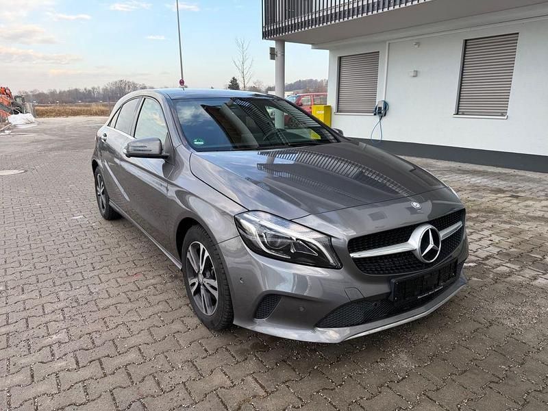 Gebraucht Mercedes A180 122 PS (89 kW) 2016 Grau Limousine