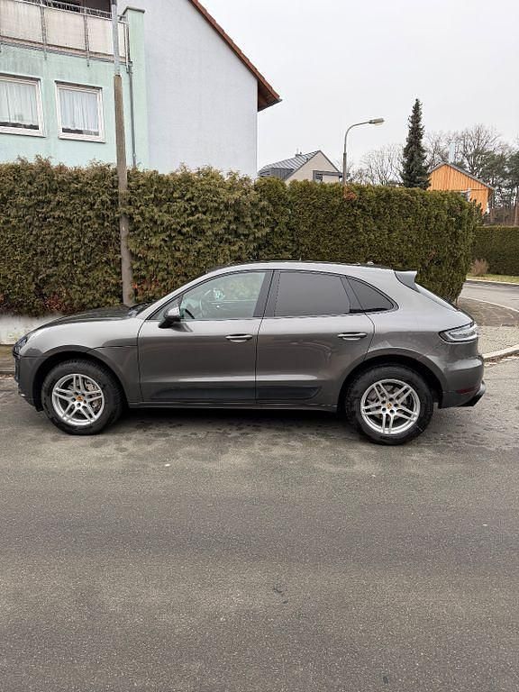 Grau Gebraucht 2016 Porsche Macan S SUV | 23.990 € - Bild 1/4
