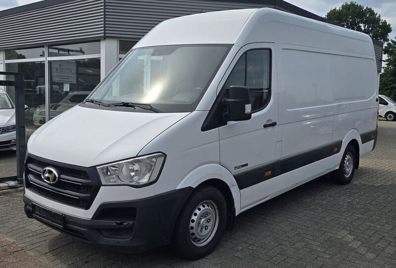 Weiß (metallic) Gebraucht 2016 Hyundai H 350 Van | 7.950 € (Guter Preis) - Bild 1/4