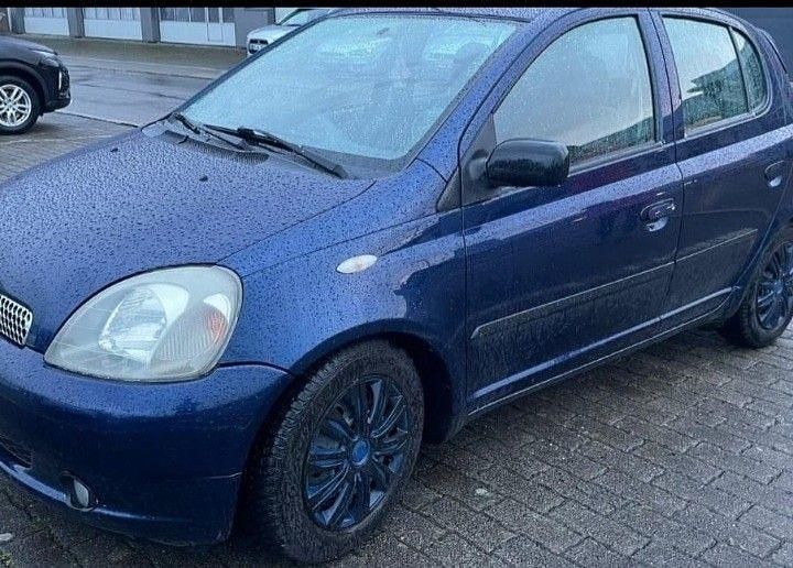 Blau Gebraucht 2001 Toyota Yaris Sol Limousine | 2.450 € (Fairer Preis) - Bild 1/3