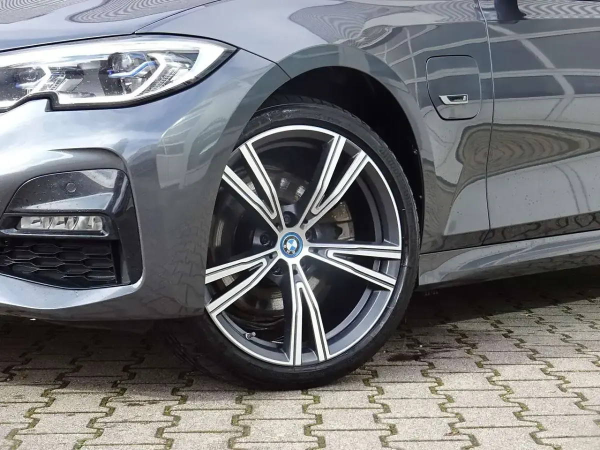 Gebraucht BMW 320e M Sport 204 PS (150 kW) 2022 Mineralgrau met. Kombi