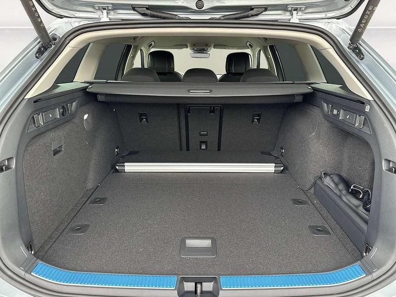 Neu Skoda Superb Selection 150 PS (110 kW) 2025 Pebble silber metallic Kombi