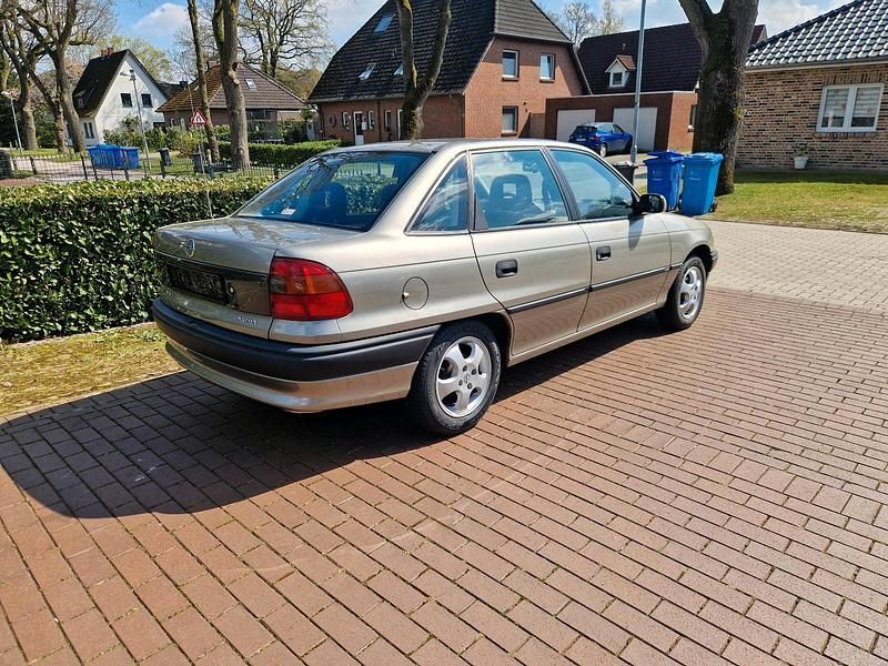 Second-hand Opel Astra 75 CP (55 kW) 1995 Gri Break