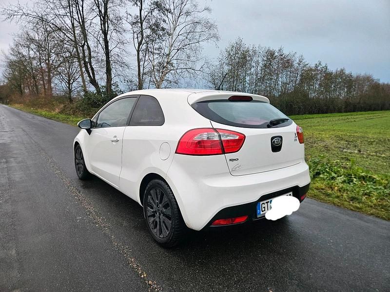 Weiß Gebraucht 2012 Kia Rio Kleinwagen | 3.699 € (Fairer Preis) - Bild 1/3